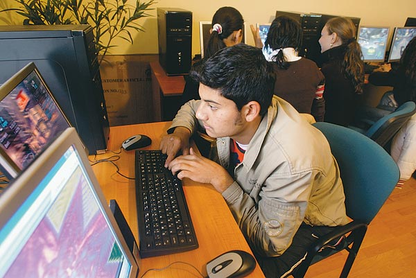 A siker esélye - számítógéppel ismerkedik egy roma a szendrőládi tanodában 2006. november 10-én