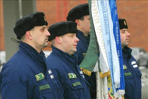 Ünnepélyes zászlólevonás a Szombathelyi Határőr Igazgatóság udvarán