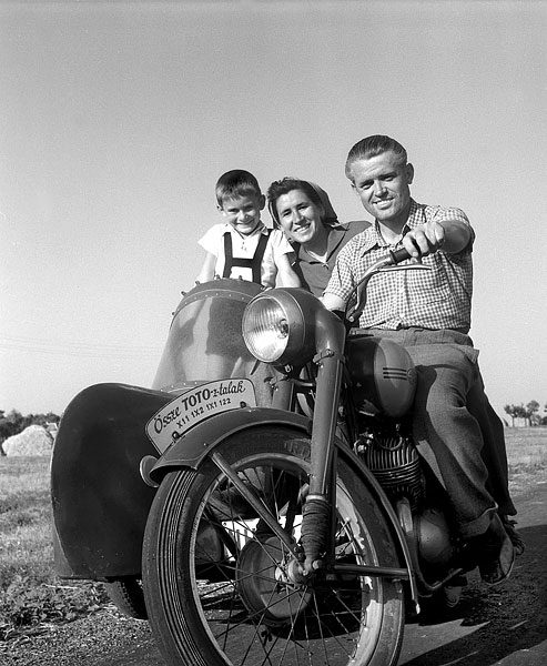 A Kecskeméti Járási Tanács dolgozója 117 ezer forintos totónyereményéből vásárolt motorkerékpárján családjával, 1956. augusztus 13-án