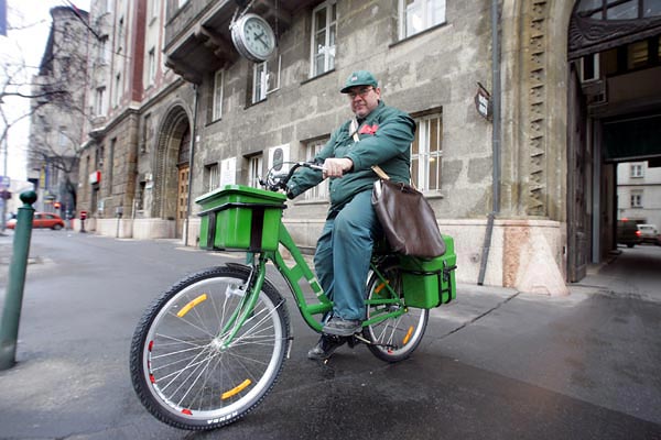 Az újonnan beszerzett postai kerékpár. Nyeregben