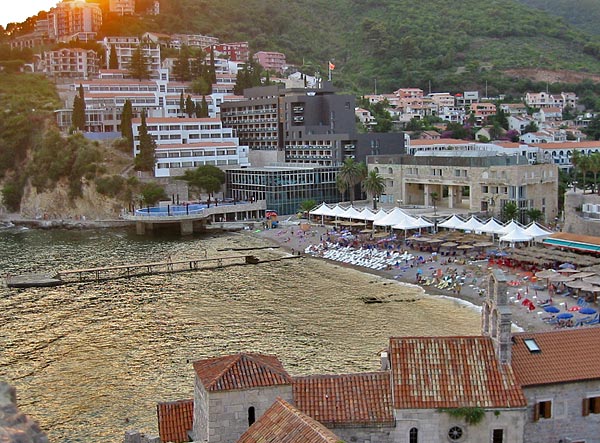 Budva - Luxusszállodák és az óváros részlete