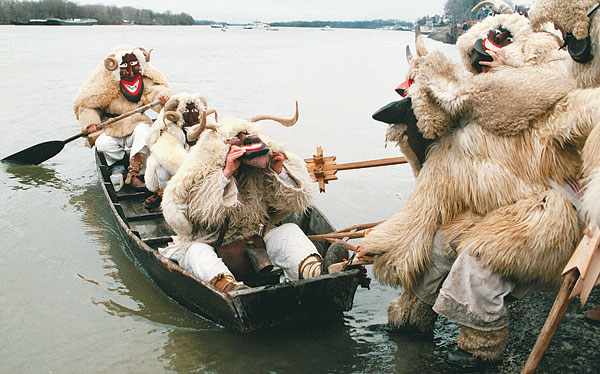 A hagyomány szerint a Mohácsi szigetről csónakkal érkeznek a busók