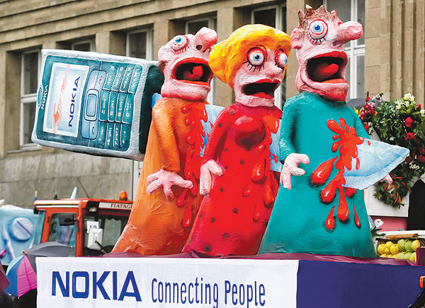 A Nokia gyártásáthelyezése ihlette kompozíció a düsseldorfi karneválon. Keletebbre mennek