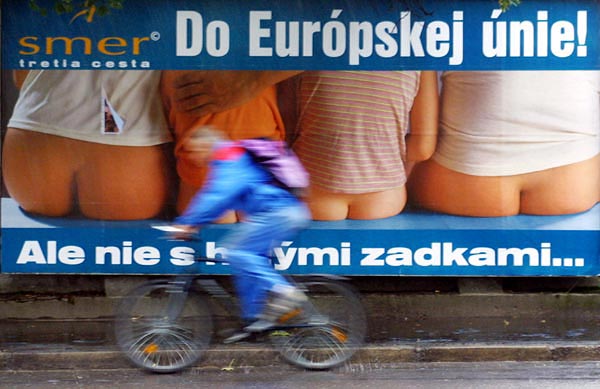 Európába, de ne meztelen fenékkel - hirdeti a Smer 2002-es választási plakátja