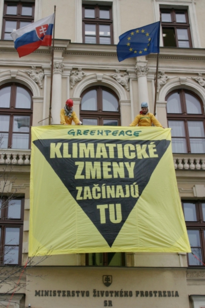 A Greenpeace aktivistái transzparenst helyeznek el a szlovák környezeti tárca épületén