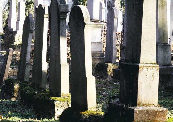 A pécsi zsidó sírkert - régóta nem tettek engedményt