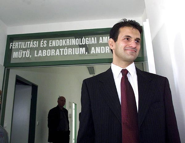 Vereczkey doktor a Nyírő kórház meddőségi központjának megnyitóján 2001-ben