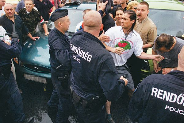 Budaházy Györgyöt rendőrök fogták le a 2002-es hídblokádná