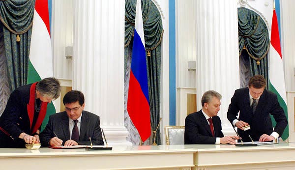 Veres János és Viktor Hrisztyenko orosz energiaügyi miniszter az aláíráskor