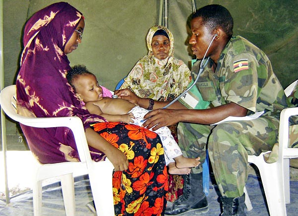 Ugandai katonaorvos kisgyermeket vizsgál Mogadishuban
