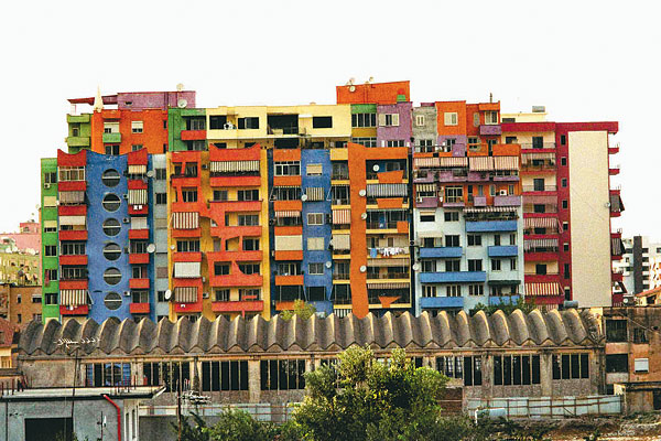 A kopott betonházakat vidámra varázsolta a sok szín