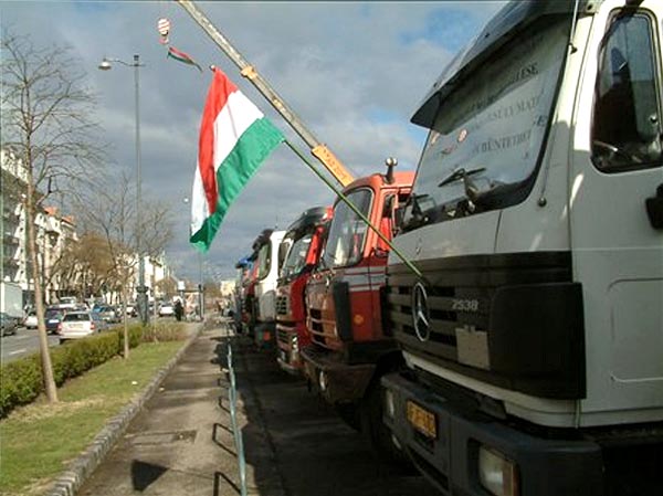 A közúti fuvarozók demonstrációja az 56-osok terén