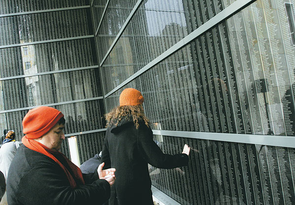 Emlékezők a Páva utcai holokauszt-emlékközpontban