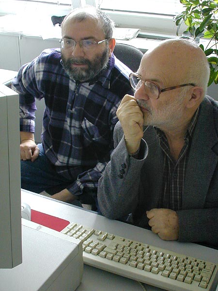 Eörsi István élõben válaszol az olvasóknak, balra Tamás Tibor