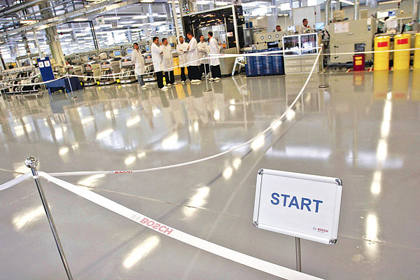 Gyáravatás a Bosch-csoport hatvani üzemében. A külföldi cégek a befutók