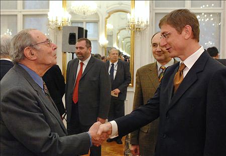 Gyurcsány Ferenc gratulál Kornai János professzornak