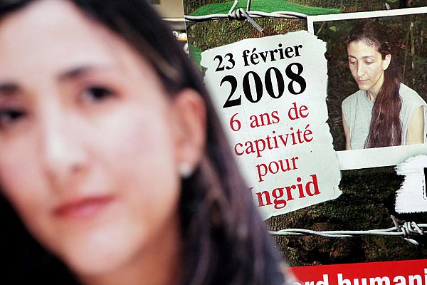 Ingrid Betancourt nyolc éve és most - egy párizsi tüntetés két posztere egymás mögött
