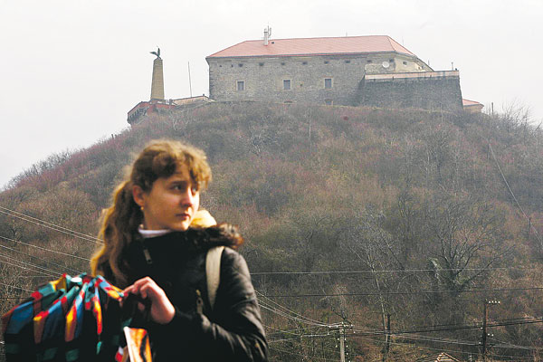 Vár állott, most leginkább múzeum, de elég rossz állapotban