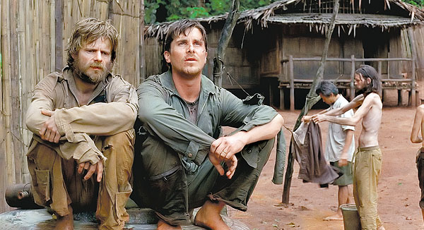 Steve Zahn és Christian Bale (Werner Herczog: Hajnali mentőakció)