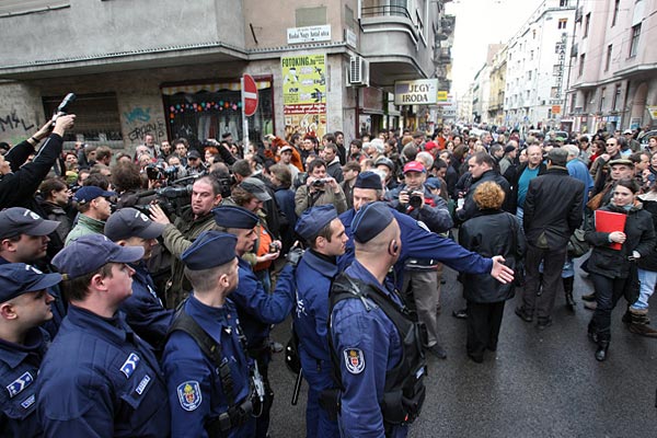 A rendőrség szorította ki a mindkét oldali tüntetőket hétfőn, ápr. 8-án