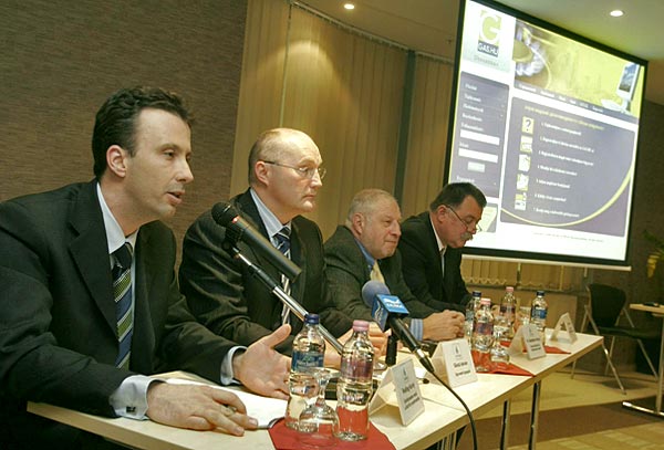Az Emfesz vezetősége a sajtótájékoztatón, balról a 2. Gönczi István