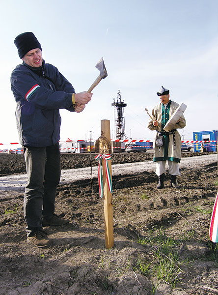 Gázmezőfoglalás sámándobkísérettel tavaly februárban.  A dollármilliók jobban hatottak