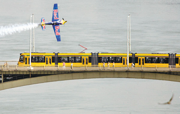 Red Bull-repülő a Margit híd felett. Ami a palackból kifér