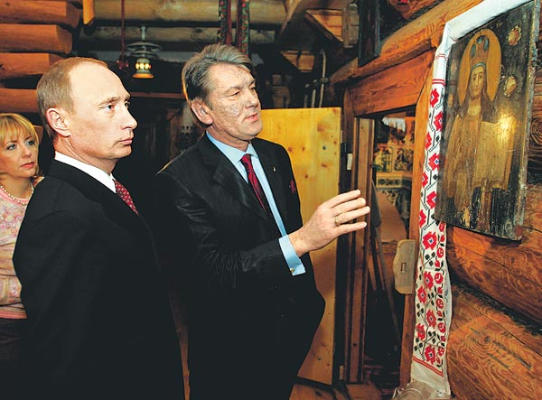 Juscsenko ukrán elnök saját antik gyûjteményébõl mutat meg egy ikont Putyin orosz államfõnek