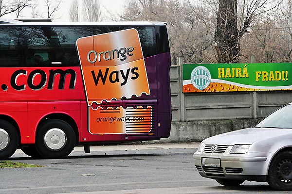 A népligeti buszpályaudvarral szemben a Volán-cégek már láthatják az Orangeways járműveit