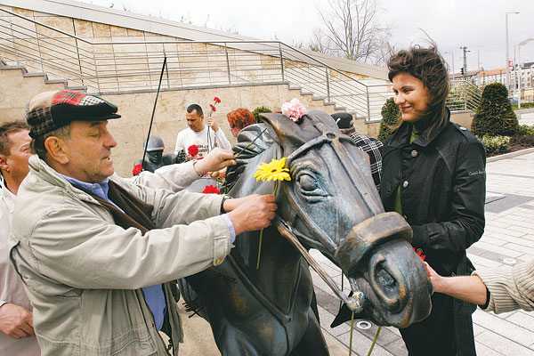 Fábry Sándor társaival virágba borította az egykori Kerepesi úti pálya helyén álló szobrot