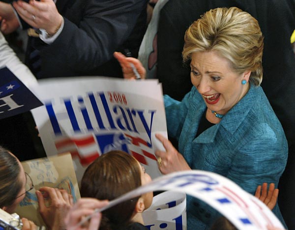 Hilary Clinton autogarmokat osztogat Philadelphiában