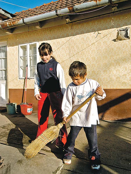 Tarnabodi gyerekek sepernek a házuk udvarán