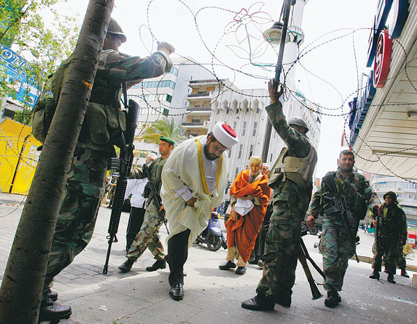 A katonák átengedik a szögesdrót kerítés alatt az egyik szunnita sejket