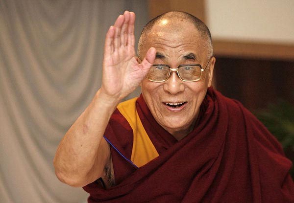 Vonakodva üdvözli Berlin a dalai lámát