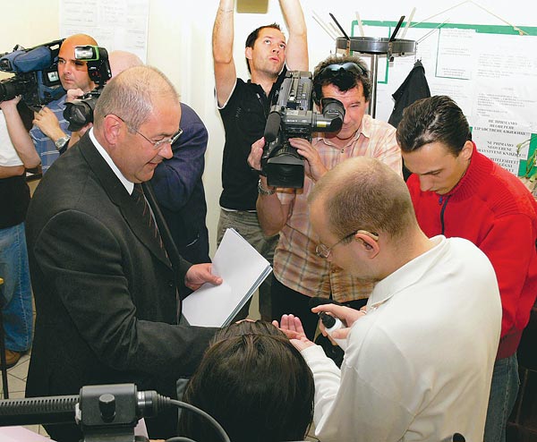 Pásztor ujját is megjelölték a voksoláson a kettős szavazás megakadályozására