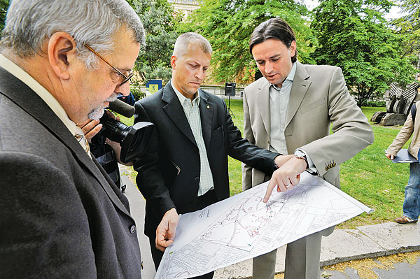 Weinek Leonárd polgármester (jobbról) fizetős beeresztő kapukkal is védené a ligetet