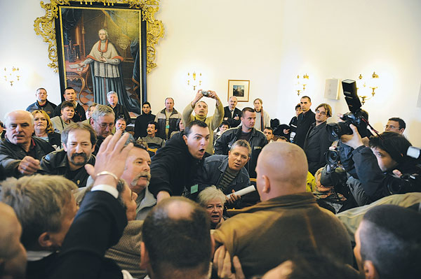 Döntés előtt - demonstráció a Heves Megyei Közgyűlésben 2008. február 29-én