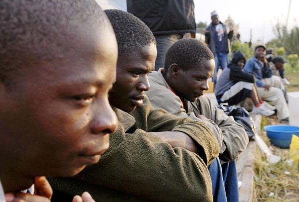 Bevándorlók várnak az őket Malawiba visszaszállító buszra a dél-afrikai Durban városában