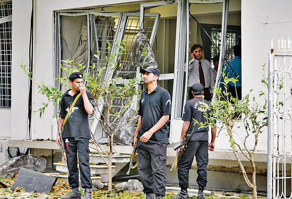 Pakisztáni rendőrök és tűzszerészek Iszlámábádban a hónapok óta üresen álló dán nagykövetségnél