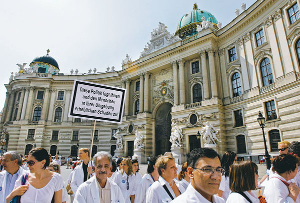A kormány egészségügyi reformterve ellen tüntetnek orvosok a Hofburg előtt