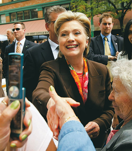 Hillary a dél-dakotai Rapid City-ben kezel támogatóival