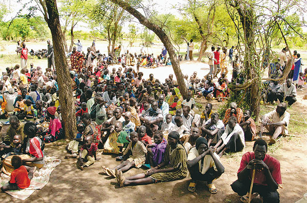 Élelemosztásra várók a szudáni Abathokban