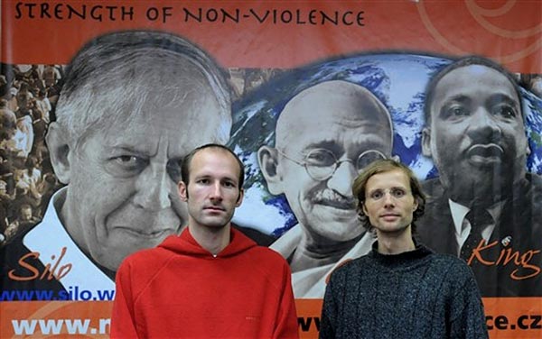 Jan Tamas és Jan Bednar az éhségsztrájk elején, háttérben Silo, Gandhi és Martin Luther King fotója