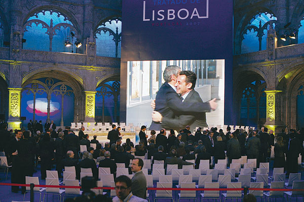 Sarkozy ölelkezik Sócrates portugál kormányfővel Lisszabonban 2007. december 13-án, a szerződés aláírásakor