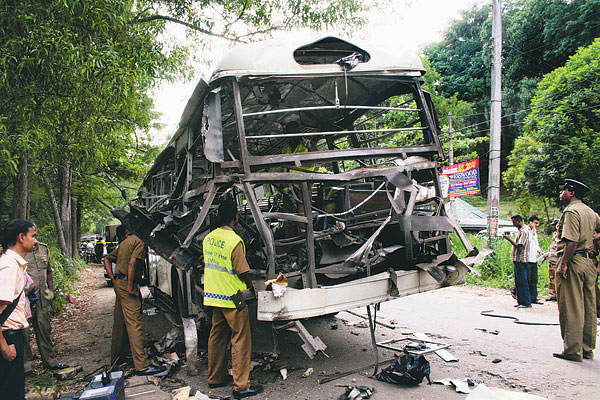 Rendőrök vizsgálják a felrobbantott buszt