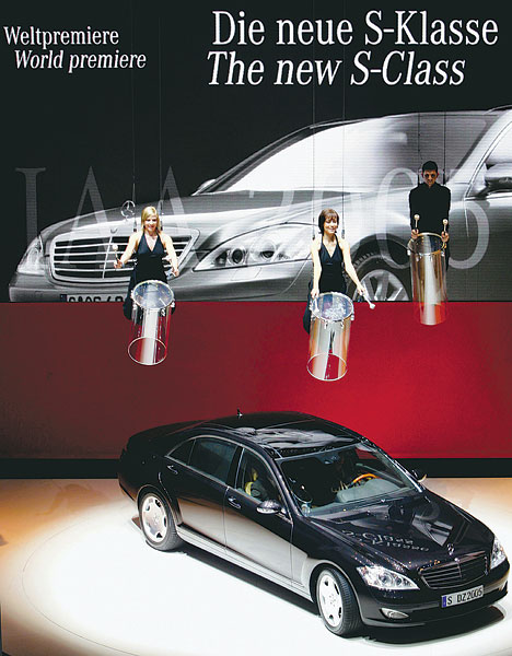 Mercedest reklámoznak egy autókiállításon: a fogyasztást nem verik nagydobra