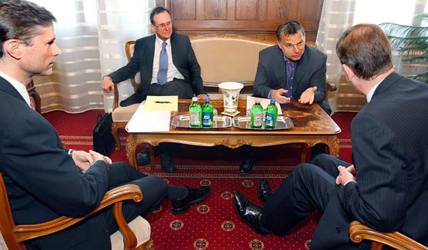 Szapáry és Orbán (szemben) az IMF képviselőivel  R