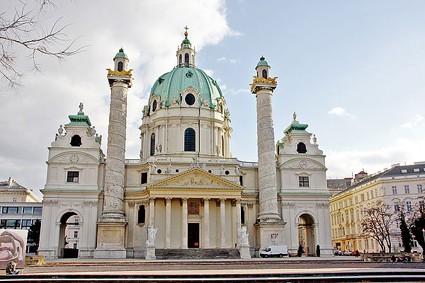 A bécsi Karlskirche, két szokatlan obeliszkkel   Elisabeth Schwindl