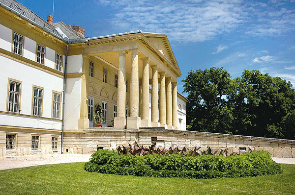 Pollack kastélyhomlokzata az építész főművét, a Nemzeti Múzeumot idézi
