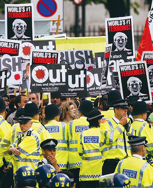 Az amerikai elnököt Londonban is tüntetők fogadták
